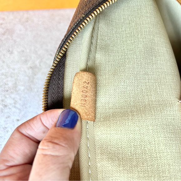 Louis Vuitton Deauville bag with NEW VACHETTA replaced by LV. Receipt included. - Picture 11 of 17